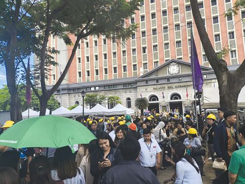 5月27日馬尼拉發生4.6級地震後，王城區總督府前廣場聚集大批從辦公大樓疏散的民眾。