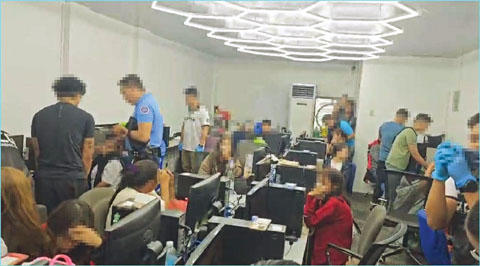 菲國警反網絡犯罪小組5月27日突襲安智波洛市聖羅計區一處涉嫌經營投資詐騙的辦公室。