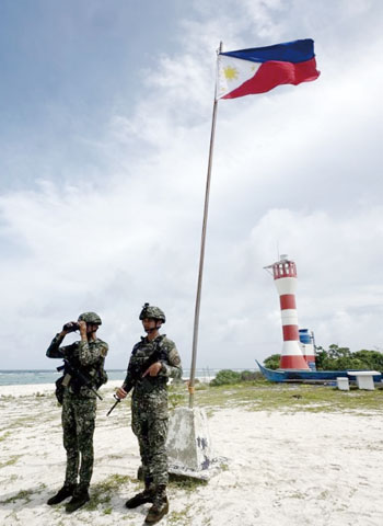 圖為菲海軍陸戰隊昨日在菲律濱佔領的西月島上站崗。