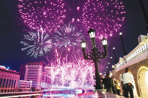 6月7日晚,馬科斯總統夫婦在馬尼拉市巴石河畔舉行燈光煙火秀,慶祝菲中建交50周年。當晚,活動首先點亮了整座鍾氏橋,隨後絢麗煙花在橋上空綻放,吸引不少市民駐足觀賞、拍照留念。鍾氏橋是通往馬尼拉中國城的重要通道之一。圖為燈光煙火秀。(中新社)