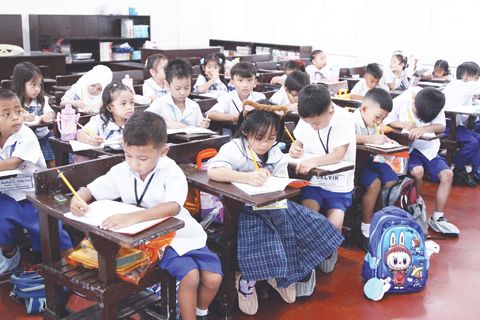 6月16日，甲美地省的仙爹戈小學迎來2025-2026學年度開學首日，學生們在新筆記本上書寫。全國約2,700萬名學生同日重返校園。
