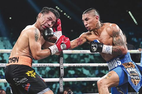 曼尼·巴喬(左)7月19日在拉斯維加斯與馬里奧·巴里奧斯進行次中量級拳王爭霸戰。兩人最後打成平局。(美聯社)