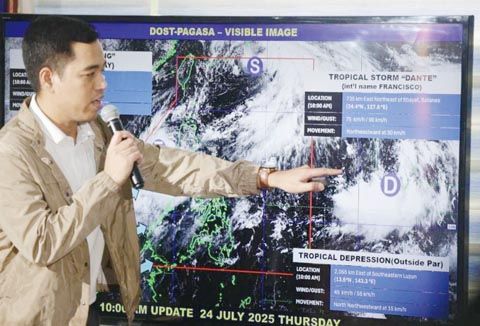 菲氣象局氣象專家敏尼順·埃斯沓雷哈於週四從位於計順市的預報中心報道最新情況。