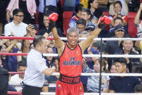 前總統杜特地之子塞巴斯蒂安為報抓父之仇，稍早前撂話找國警總監托禮（右）單挑，托禮於27日擺設擂台，塞巴斯蒂安沒有露面，裁判直接宣布托禮獲勝。