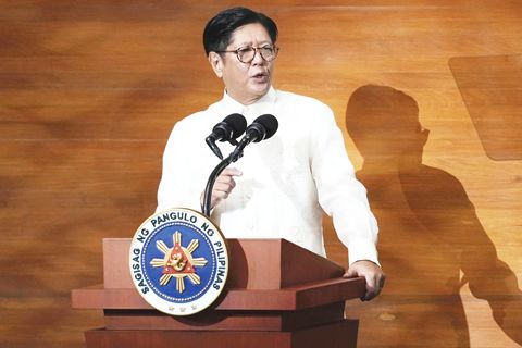 小馬科斯總統昨日發表國情咨文演講。他正面臨六年任期中的多重危機。（美聯社）