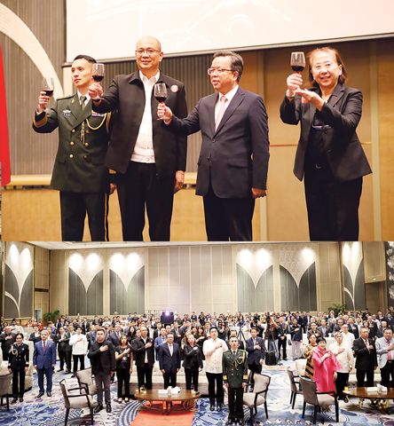 7月30日，中國駐菲律濱大使館舉行慶祝中國人民解放軍建軍98週年招待會。上圖為黃溪連大使（右二）及菲律濱外交部部長助理王尹仁（右一）向嘉賓祝酒。（中國大使館供圖）