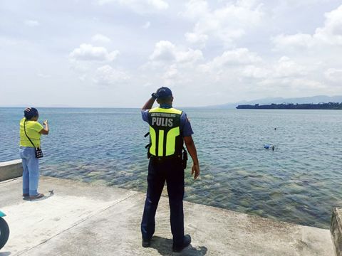 7月30日，亞眉省黎牙實備市警方人員在海岸開展巡邏監控。菲律濱火山地震研究所30日上午說，菲國太平洋沿海地區預計將出現不到一米的海嘯波。海嘯波活動時間可能持續數小時。（新華社）