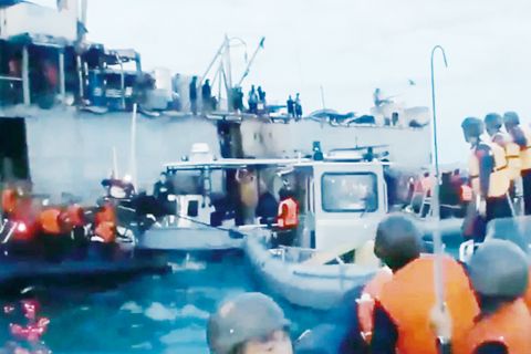 中國首次公開海警拖走非法闖入仁愛礁菲律濱船隻的畫面。