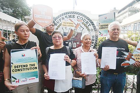 2025年8月1日週五,前總統和平進程顧問特雷西塔·「金」·德萊斯、麥達洛黨團組織的伊馮·傑雷薩,以及「挺立菲律濱」召集人西爾維婭·埃斯特拉達·克勞迪婭博士向大理院提出重新審議動議,要求重新審理針對副總統莎拉·杜特地的彈劾案。