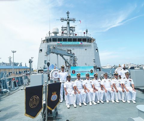 8月1日，印度海軍測量艦INS桑達亞克號在馬尼拉進行港口訪問期間，船員與軍官合影留念。