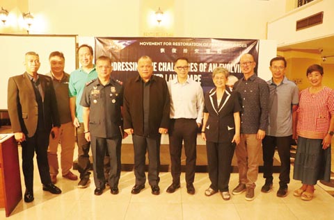 圖為恢復治安運動與菲國警反綁架組組長干斯佬合影