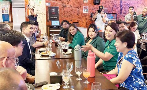 副總統莎拉·杜特地與其法律團隊舉行慶功活動。