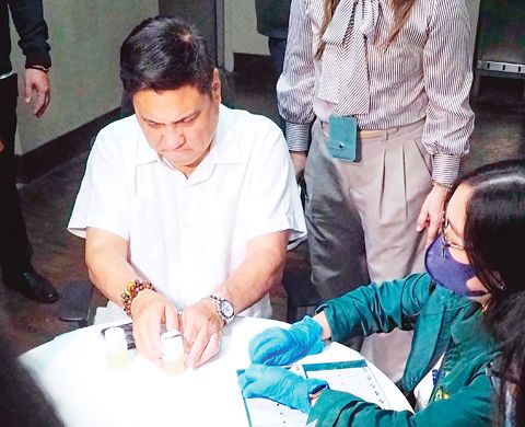 參議院少數黨副領袖祖比里週一在巴西市參議院診所自願接受毒品檢測,成為首位進行藥檢的參議員。參議長伊斯古地洛三世下令檢討隨機藥檢政策,以強化執行力度。此前參議院一名職員被舉報使用大麻。