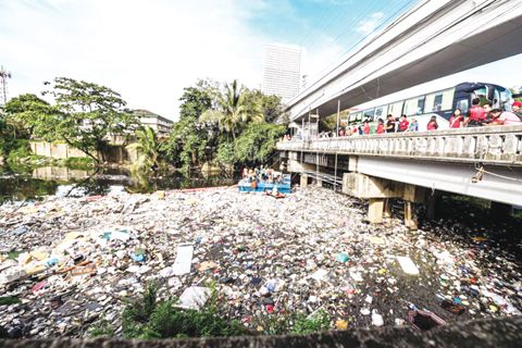 大岷區發展署署長唐·阿特斯律師與仙範市市長弗朗西斯·薩莫拉週三在仙範河蘭冰彥橋監測「河道清理互助計劃」下的支流清理行動。