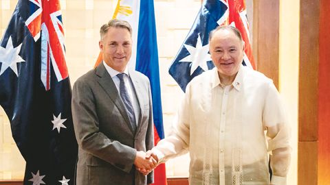 8月22日,菲律濱國防部長趙多洛與澳大利亞副總理兼國防部長馬爾斯在馬加智市舉行雙邊會談前握手。(美聯社)