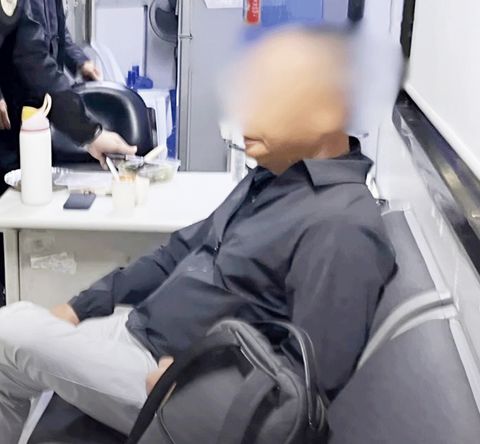 移民官員逮捕一名被發現冒用菲律濱公民身份的中國籍人士陳忠振(音)。