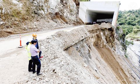 總統小馬科斯（左）於週日勘察敏訖省圖巴社遭侵蝕的防岩棚工程。總統斥責位於昆侖路6號營區、造價2.6億披索的該基礎建設「毫無用處」。