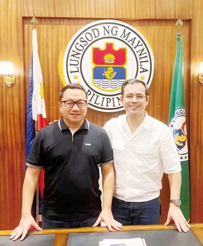 馬尼拉市長弗朗西斯科·「伊斯戈·莫仁諾」·多馬戈索於8月30日在市府與第三區眾議員蔡促依「一笑泯恩仇」。