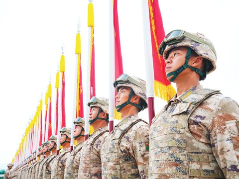 紀念中國人民抗日戰爭暨世界反法西斯戰爭勝利80週年大會即將在9月3日舉行。圖為參與閱兵的士兵日前在彩排。(新華社)