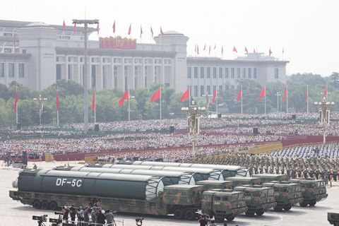 9月3日，紀念中國人民抗日戰爭暨世界反法西斯戰爭勝利80周年大會在北京隆重舉行。圖為核導彈第二方隊「東風-5C」液體洲際戰略核導彈駛過天安門廣場。（中新社）