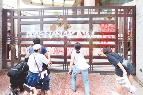 多個環保與進步團體及水災受害者週四發起抗議,並在聖傑拉德建築公司大門塗鴉。該公司由迪斯卡亞家族擁有,被指控與公造部在巴石市的異常防洪工程有關。