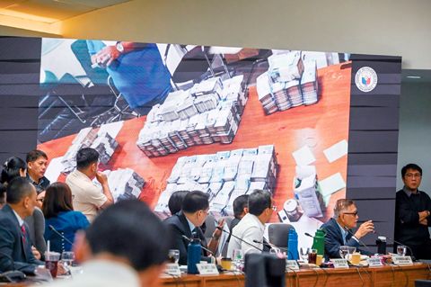 工程師布萊斯·赫南德斯週二在計順市眾議院防洪幽靈工程聽證會上,展示手機中存有工程師亨利·亞干沓拉與參議員晶貴·伊斯沓拉合影及現金堆照片。