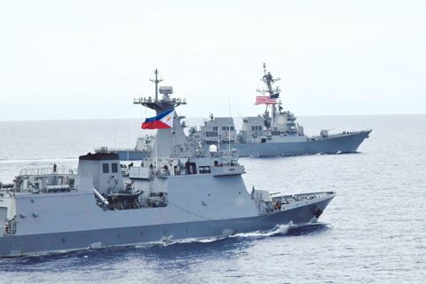 日本駐菲大使館分享菲美日三國海軍近期在西菲律濱海完成第11次多邊海上合作行動的照片。