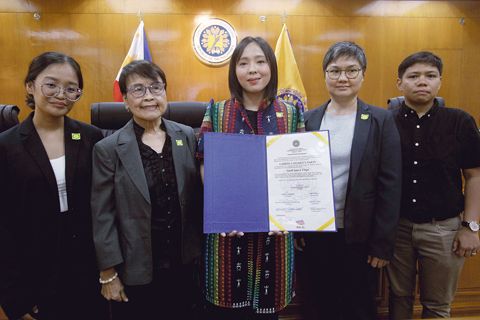 Gabriela婦女黨由第一提名代表莎拉·埃拉戈（中）代表，於週三在馬尼拉王城區選舉署（Comelec）辦公室接收當選證書。該黨列表正式獲得眾議院第64席次。