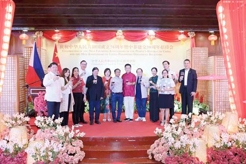 9月28日，中國駐佬沃領事館於佬沃假日酒店隆重舉行慶祝中華人民共和國成立76週年暨中菲建交50週年招待會。