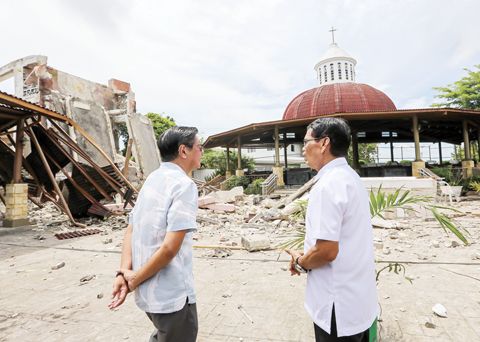 小馬科斯總統視察宿務省博戈市聖文生·費雷爾教區聖殿,評估地震對教堂建築與設施造成的損害。