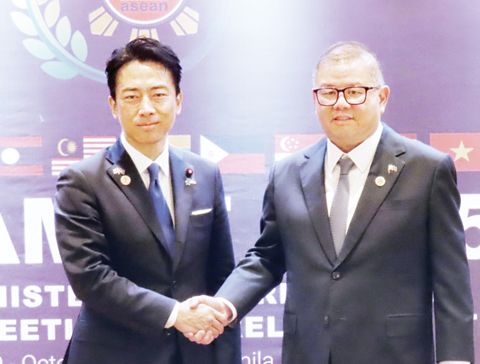 10月2日,日本農相小泉進次郎(左)與菲律濱農業部長劉禮在馬尼拉舉行會談。