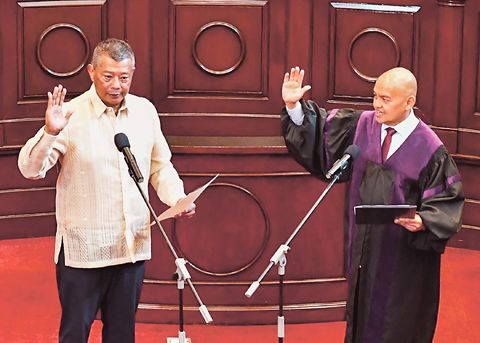 前司法部長耶穌·克里斯賓·黎慕惹(左)10月9日在馬尼拉大理院議事廳宣誓就任監察署長,由代理首席大法官馬維克·利奧寧監誓。