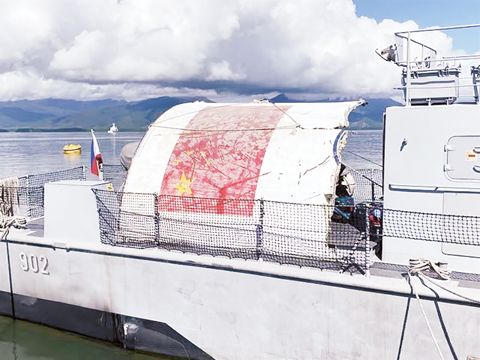 菲海軍巡邏艦在西菲律濱海進行海上行動後,於巴拉灣省水域成功回收一枚疑似中國火箭的殘骸。