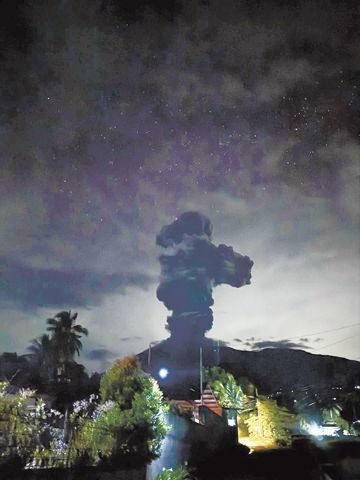 10月24日晚，黑人省的干拉旺火山爆發。