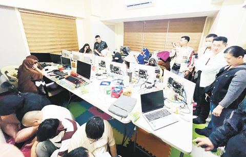 警方10月23日在馬尼拉市馬拉地區破獲一個網絡詐騙中心，逮捕39人，其中包括中國籍人士。