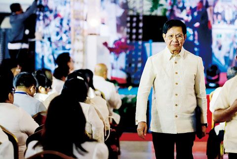 圖為2025年5月1日，當時的參議員當選人轆遜在馬尼拉酒店帳篷城出席了剛結束的2025年哈拉蘭大會的獲勝參議員名單發佈會。