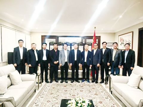 10月25日,中國駐菲律濱使館舉行設立台灣光復紀念日座談會,周志勇臨時代辦與華社代表合影。