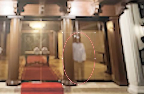 在馬拉干鄢宮拍到的身著傳統描籠大家樂國服的「無頭鬼魂」。（總統府電視截屏）