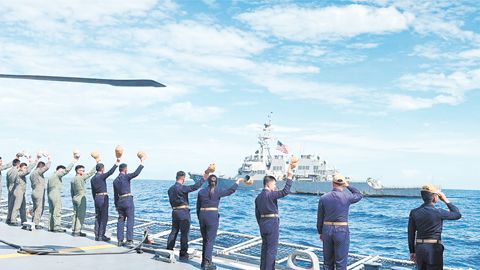 10月31日，扶西黎剎號巡防艦艦上水手於海上補給模擬演習期間向美國海軍費茲傑羅號驅逐艦揮手致意。