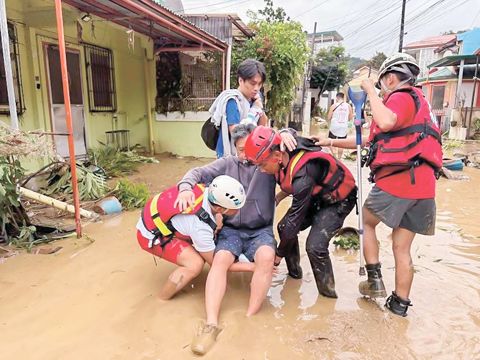 颱風「智諾」重創宿務大片地區，宿務島幾座城鎮嚴重淹水。（新華社）