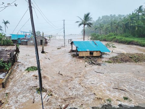 11月9日，超級颱風烏灣為葛丹戀尼斯省潘丹鎮數個村莊帶來強風暴雨後的現場情況。