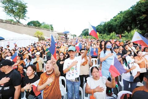 人群於11月16日聚集在計順市乙沙人民力量紀念碑附近的乙沙白平原大道，參與聯合人民倡議為問責、正義與廉潔舉行的集會。