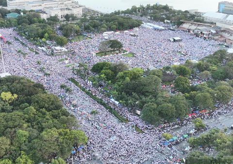 超過65萬名基督堂教會教眾11月16日聚集在基仁諾檢閱台，參加為期3天、名為「為了透明度與更佳民主的集會」之抗議活動的第一天。