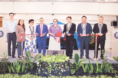 菲中研究中心昨日在計順市迪利曼學院落成，由學院院長、前參議員許爾綺、前國安顧問卡洛斯博士、菲律濱中國研究中心主任班樂義博士、菲華商聯總會理事長林榮輝、菲中了解協會主席蘭比諾、菲律濱華裔青年聯合會會長蔡珊珊及菲中友好協會理事長施碧波以及中國大使館代表剪綵。（本報記者Celia