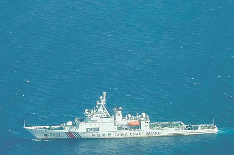 11月21日，在漁業和水產資源局與菲海岸警衛隊進行例行海上領域意識飛行期間，觀察到中國船隻和飛機在黃岩島附近作業，該區域位於西菲律濱海。中國也在該海域安裝了浮動屏障。