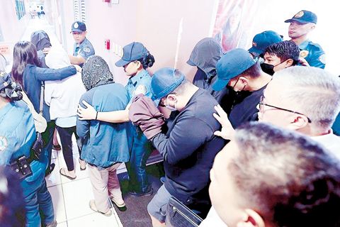 涉及東岷多洛防洪工程舞弊案的8名被告,昨日被押送至廉政法庭,以進行登記並簽發羈押令。