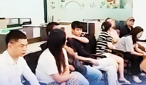 移民局11月19日在馬尼拉突襲一處疑似詐騙集團據點時逮捕的16名中國籍人士中的部分人。其中一名被捕者為38歲的陳青陽(音),他因重大經濟犯罪在中國被通緝。