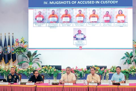 內政部長黎慕惹(中)週一在計順市克楠美軍營舉行的一場記者會上,展示6名因涉嫌參與防洪工程舞弊案件而被捕人士的檔案照片。該6人現由菲國警刑事調查偵查組拘留。