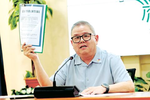 農業部長小弗朗西斯科·張·劉禮於週四在計順市迪里曼區的一場記者會上發言。劉禮駁斥前眾議員薩迪·許的指控毫無根據，該指控指稱馬科斯政府掩蓋涉及第一夫人莉莎及其親屬在農業部門的所謂不法情況。