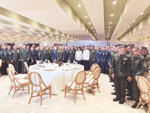 小馬科斯總統週五在馬拉干鄢宮與菲武裝部隊資深士官長委員會舉行傳統晚宴。